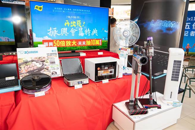 灿坤推出Dyson吸尘器72折、再送8500元配件；SHARP电视享爆品价再赠7000元好礼。（灿坤提供）