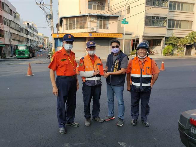 清水義交中隊大隊長崔惠國帶著清水分局長游永中等長官前往慰問余員。（民眾提供）