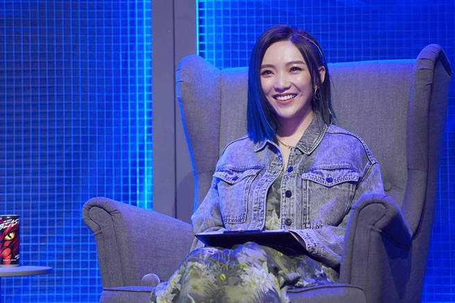 閻奕格錄製《A級戰場》被電暈嘴角失守。（火星多媒體有限公司提供）