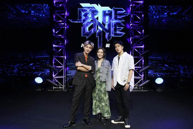 炎亞綸（左起）、閻奕格、婁峻碩錄製《A級戰場》。（火星多媒體有限公司提供）