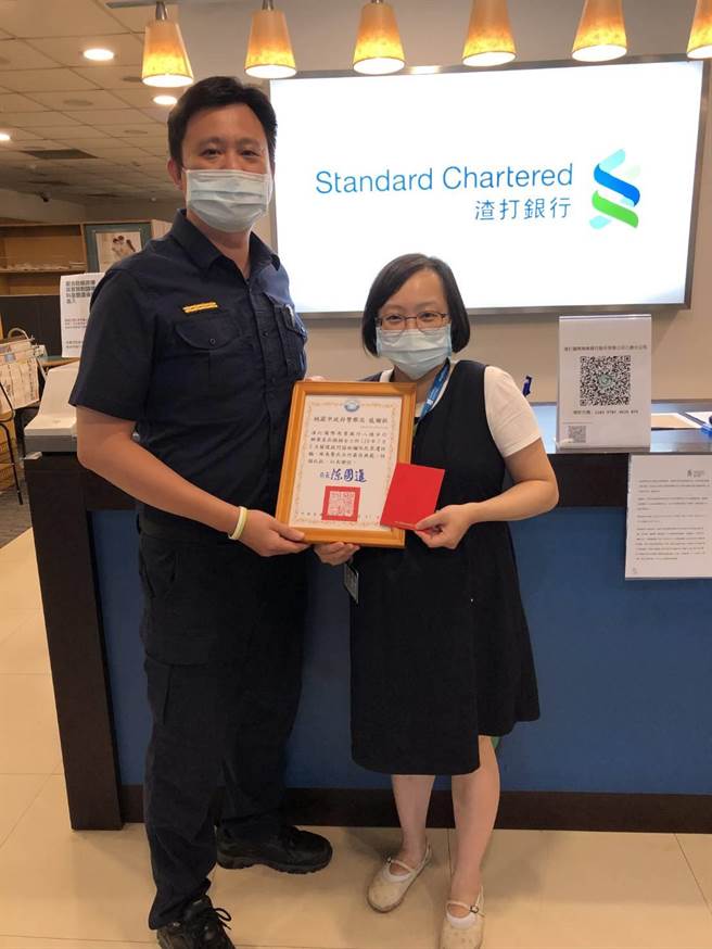 桃園市八德區多處金融機構阻詐成功，八德警分局副分局長吳學安帶隊到4金融機構頒發感謝狀、禮券。（警方提供）