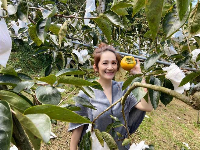 羅美玲喜收全家五倍券 代言家鄉甜杮助小農。（阡鳳有限公司提供）