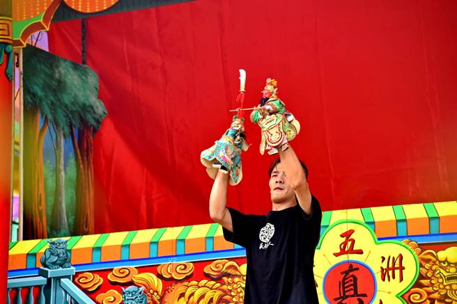 南投县府9日举办「传艺来投暨山城Local生活节」，国宝大师黄俊雄布袋戏带领团队演出布袋戏经典剧码《云州大儒侠》。（南投县府提供／卢金足南投传真）