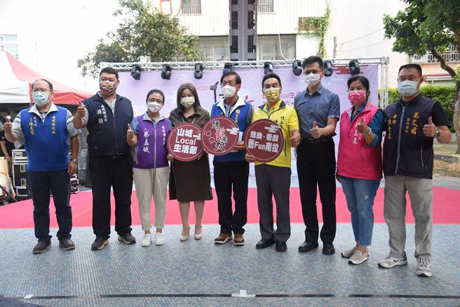 「传艺来投暨山城Local生活节」9日下午在竹山菸叶馆热闹登场，吸引许多数百位竹山镇民及游客到场聆赏。（南投县府提供／卢金足南投传真）