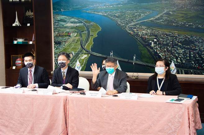 台北市長柯文哲8日下午用視訊方式與立陶宛維爾紐斯市長Remigijus Šimašius進行首場的空中會面。（北市府提供／張穎齊台北傳真）