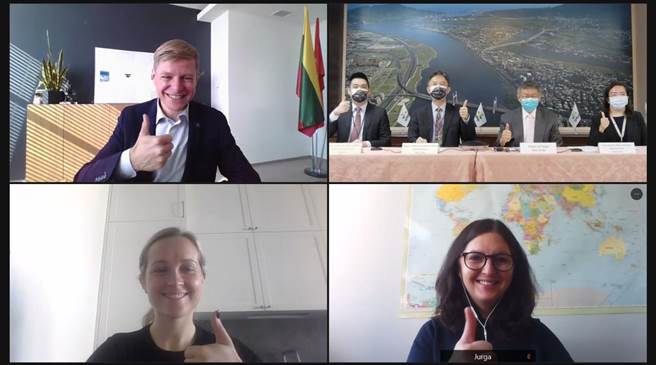 台北市長柯文哲8日下午用視訊方式與立陶宛維爾紐斯市長Remigijus Šimašius進行首場的空中會面。（北市府提供／張穎齊台北傳真）