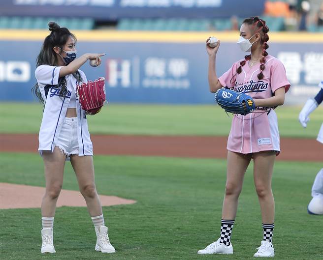 吳卓源（右）、陳芳語9日賽前擔任開球嘉賓，賽後還將為富邦悍將獻唱。（季志翔攝）