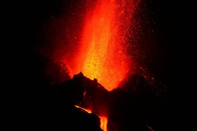 老峰火山9月19日开始喷发以来，已摧毁800多栋建筑物。（图／路透社）