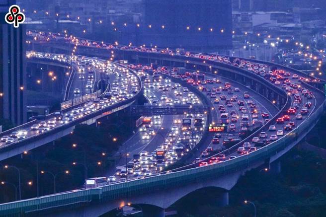 交通部高速公路局预估，明日国道遍地开花，有15处易壅塞路段。（本报资料照）