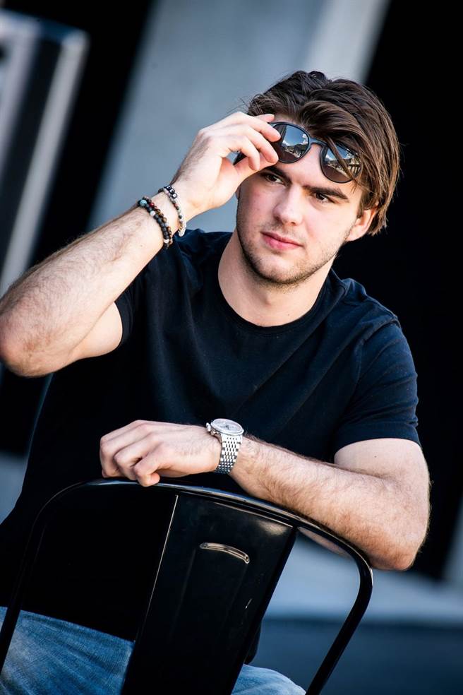 宝齐莱邀请冰球明星Nico Hischier担任广告代言人，与新世代的年轻新富沟通。（ Carl F.Bucherer提供）