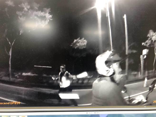 騎士拒檢逃逸還向警方揮手，挨吞18萬罰單。（翻攝畫面／張穎齊基隆傳真）