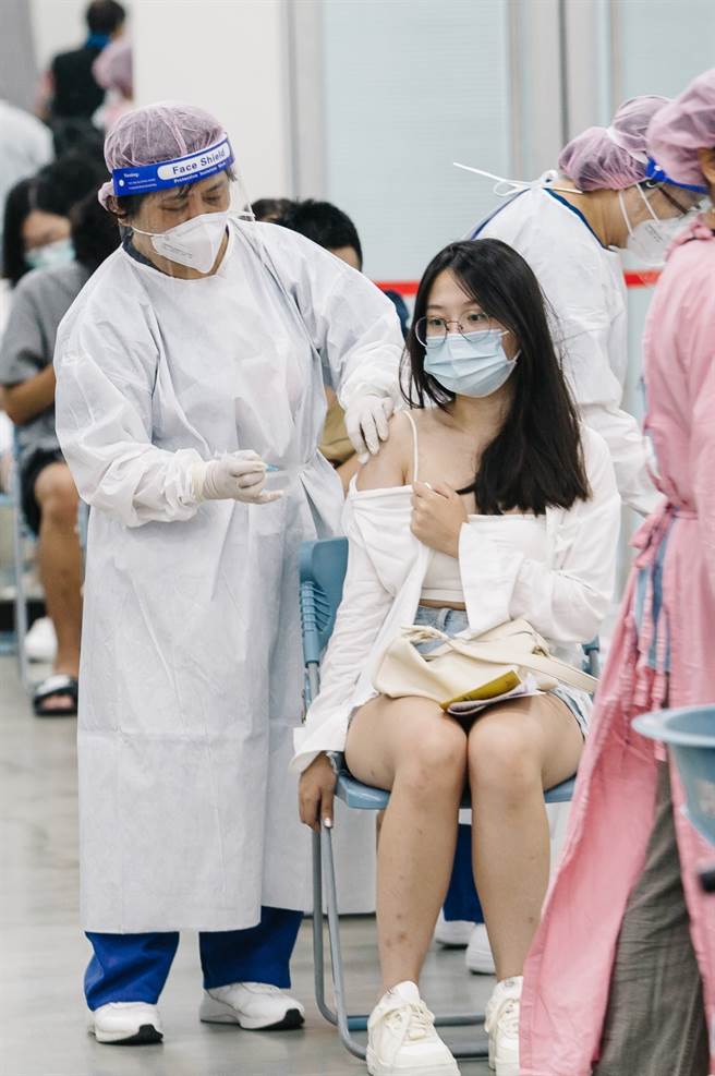 国外不少女性传出施打疫苗后，胸围暴增的案例。(图为民眾在北市体育馆接种疫苗，与内文无关／郭吉铨摄)
