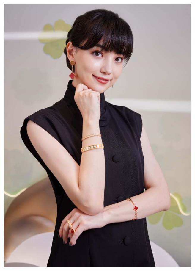 黑嘉嘉星运如日中天，走访梵克雅宝SOGO復兴店幸运草 Alhambra加身，更添幸运气场。（Van Cleef & Arpels提供）