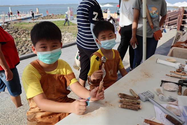 台南市七股生活艺术市集9日下午于南湾码头游憩区展开，小朋友体验荔枝木餐具DIY。（刘秀芬摄）