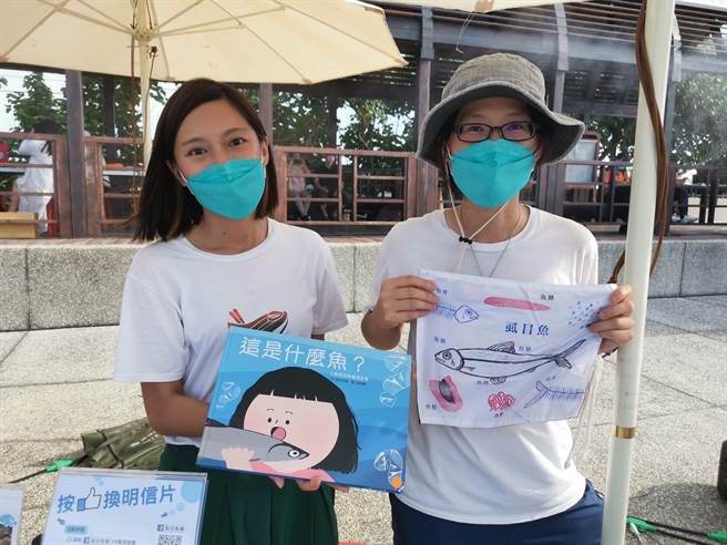 台南市七股生活艺术市集9日下午于南湾码头游憩区展开，股份鱼乡工作室推出绘本导览及鱼拓DIY体验。（刘秀芬摄）