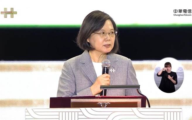 蔡英文总统在国庆晚会感谢国军守卫领土，并表示会持续努力坚守民主自由的前线。（撷自脸书／邱立雅竹市传真）