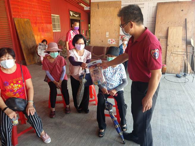 桃園市消防局第三大隊和轄內里鄰長對老舊社區加強用火、用電安全宣導，讓民眾的居住安全更有保障。（消防提供）