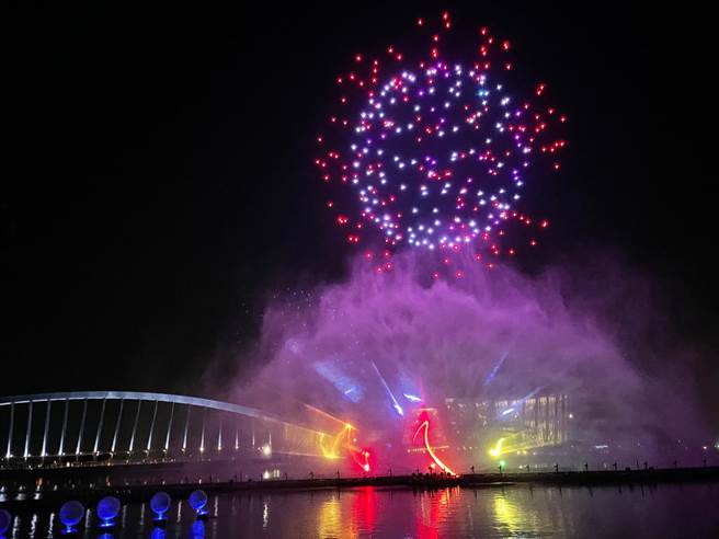 故宫南院今天晚上以无人机结合水舞、无人船表演，主题是走过黑暗迎向天光。（张亦惠摄）