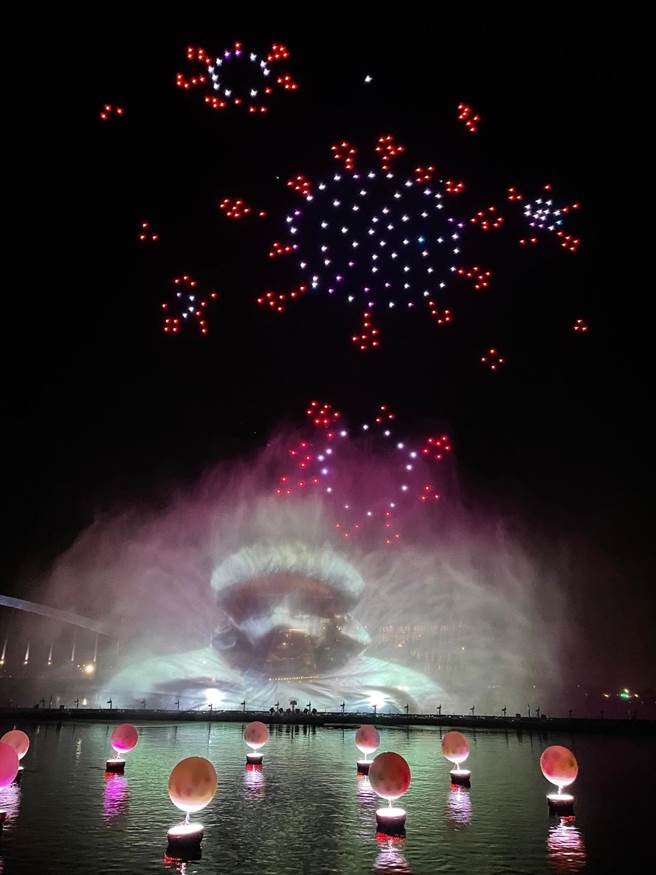 故宫南院今天晚上以无人机结合水舞、无人船表演，主题是走过黑暗迎向天光。（张亦惠摄）