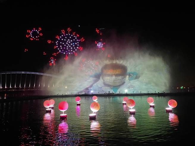 故宫南院今天晚上以无人机结合水舞、无人船表演，主题是走过黑暗迎向天光。（张亦惠摄）