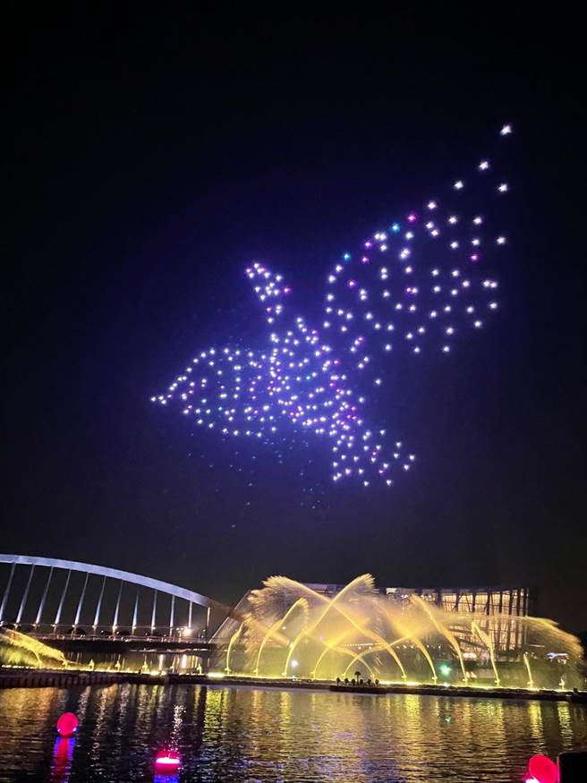 故宫南院今天晚上以无人机结合水舞、无人船表演，主题是走过黑暗迎向天光。（张亦惠摄）