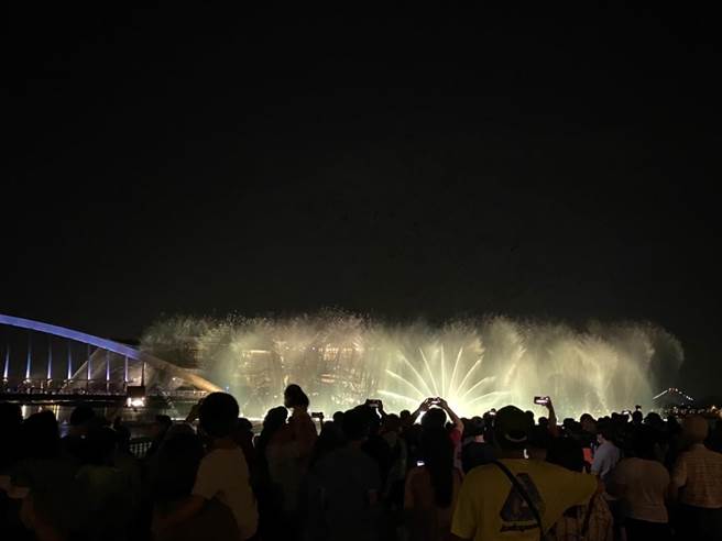 故宫南院今天晚上以无人机结合水舞、无人船表演，吸引大批民眾到场观赏。（张亦惠摄）