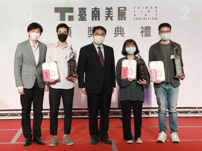 台南市长黄伟哲（中）颁奖给台南美展的3位台南奖得主，由右至左为董又恺、徐均育、刘以勒。(曹婷婷摄)