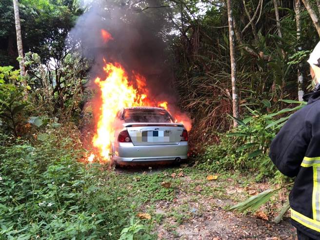 台三線254.7k旁產業道路邊有一台轎車前段起火燃燒。（翻攝照片／張亦惠嘉縣傳真）