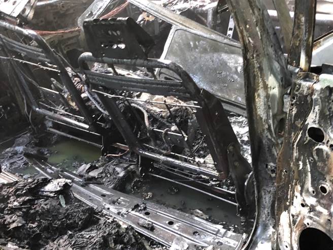 汽車前座被燒得焦黑幾乎只剩骨架。（翻攝照片／張亦惠嘉縣傳真）