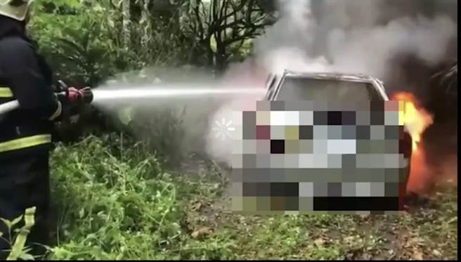 消防人員獲報後趕抵現場滅火，火勢撲滅後發現一名男子陳屍駕駛座。（翻攝照片／張亦惠嘉縣傳真）