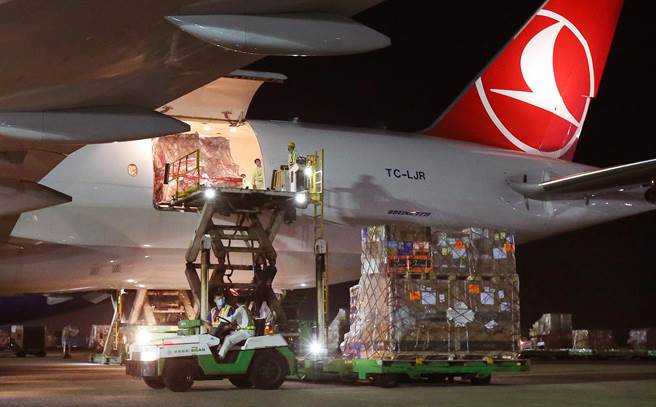 立陶宛捐AZ今再抵台，府：诚挚感谢。图为立陶宛捐赠的AZ疫苗9日运抵桃园机场，货机停妥后，地勤人员卸下装载疫苗的货盘。（范扬光摄）