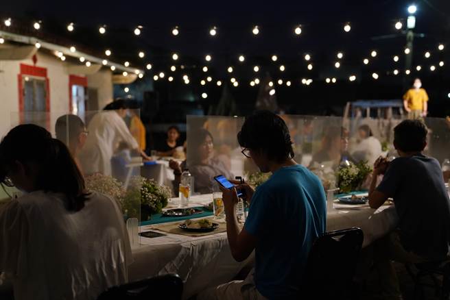 「七股咸日子」晚餐于社区三合院广场举行。(三股旅歷提供／刘秀芬台南传真)