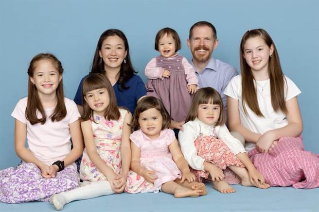 网红老外爸爸宣布妻子怀第7胎，即将成为一家9口大家庭。(取自老外爸爸 Lao Wai Ba Ba脸书)