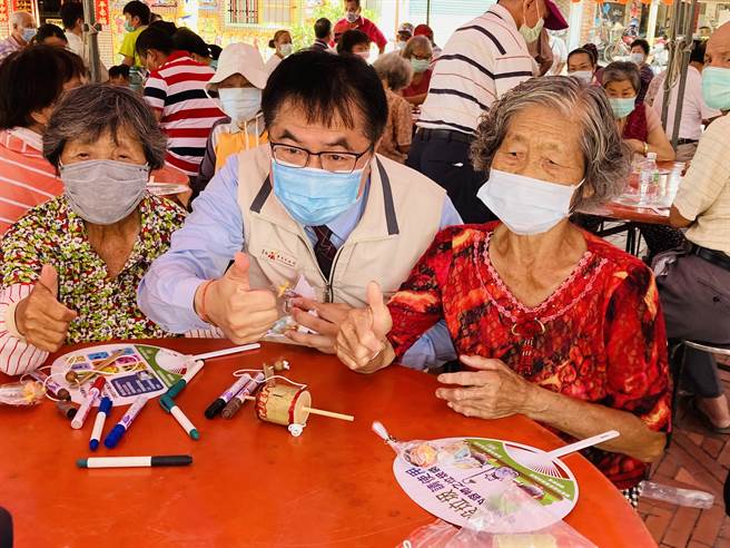 台南市鹽水竹埔社區9日舉行童趣陀螺競賽活動，市長黃偉哲(中)到場同樂。（台南市政府提供／劉秀芬台南傳真）