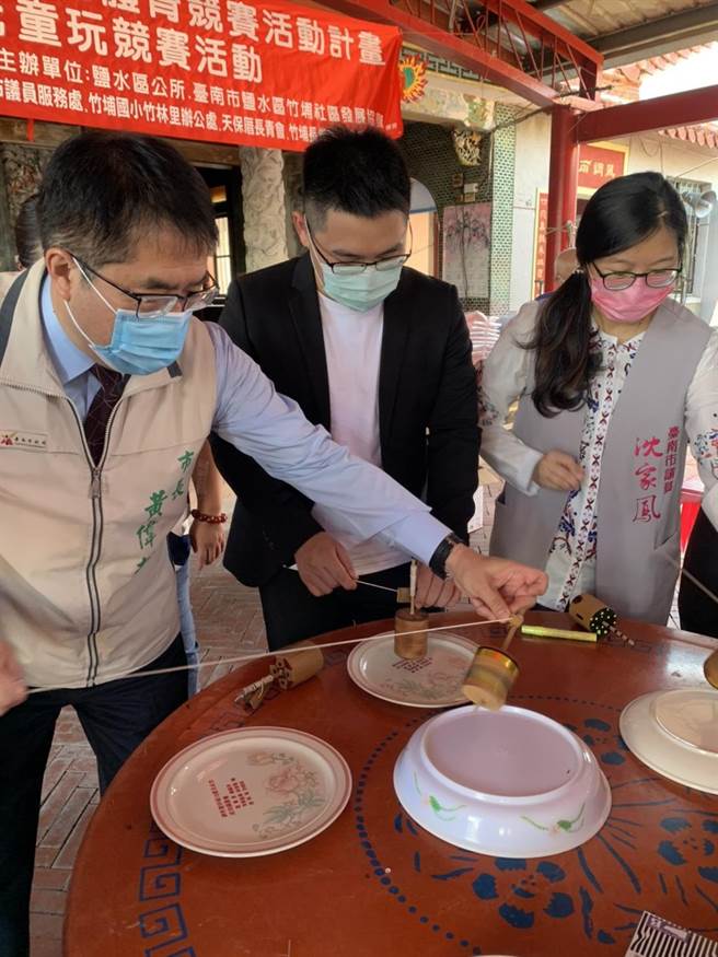 台南市鹽水竹埔社區9日舉行童趣陀螺競賽活動，市長黃偉哲(左)到場同樂。（台南市政府提供／劉秀芬台南傳真）
