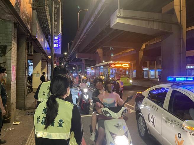 新北市中和警分局日前接获民眾反映深夜改装车噪音妨害安寧，经分析噪音车经常出入路段，9日凌晨与环保局启动联合稽查。（中和警分局提供）