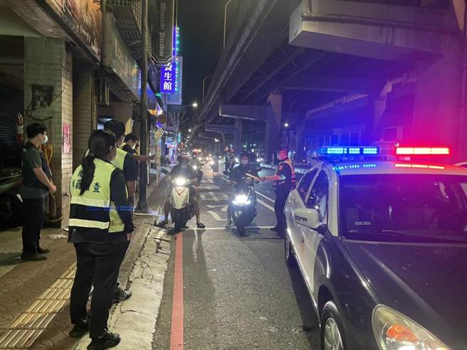 新北市中和警分局日前接获民眾反映深夜改装车噪音妨害安寧，经分析噪音车经常出入路段，9日凌晨与环保局启动联合稽查。（中和警分局提供）