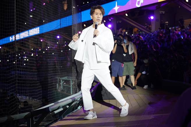 「國民姑丈」羅時豐賽後為富邦悍將獻唱。（富邦悍將提供）