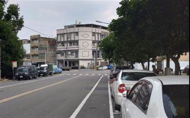 有網友在新竹發現一棟民宅，外觀三個符號和南韓影集《魷魚遊戲》中的符號相似度極高。（圖／翻攝自爆廢公社公開版）