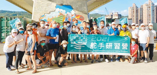 北市体育局局长李再立为舵手研习营学员颁发结业证书并合影。图／业者提供