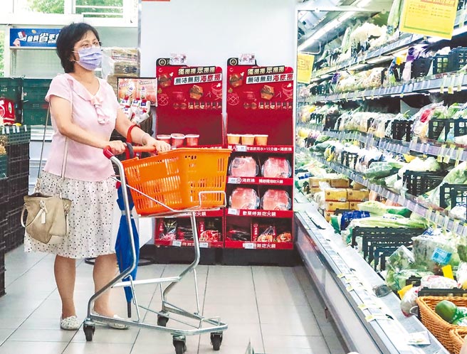 基本工资明年调涨5.21％，学者忧心可能带动「调涨售价」转嫁给消费者。（本报资料照片）