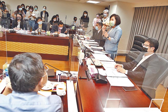 基本工資審議委員會會議8日開議，勞動部長許銘春（右二）致詞時表示，希望能給最基層的勞動者更好的照顧。（杜宜諳攝）