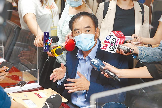 基本工资审议委员会会议8日开议，中小企业总会代表游永全会前受访时表示，多数资方因疫情而受到衝击，希望能延续冻涨。（杜宜谙摄）