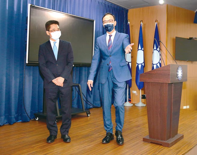 国民党党主席朱立伦（右）与新任秘书长黄健庭（左）。（本报资料照片）