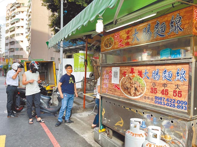 主计长朱泽民7日在立院经委会被质询时，说出一碗蚵仔麵线「大概20块左右」，引发各界譁然；新北市莺歌区阿文古早味大肠麵线阮姓老板表示，一碗蚵仔麵线卖20元根本不可能，欢迎主计长光顾小店，若他对成本有疑，将会当面解释。（蔡雯如摄）