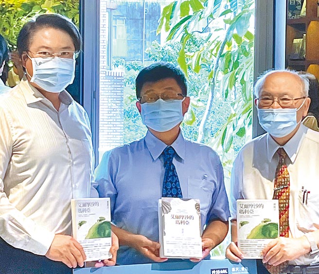 曹铭宗（中）写关于基隆的歷史小说，获基隆市长林右昌（左）与作家陈耀昌亟力推崇。（李怡芸摄）
