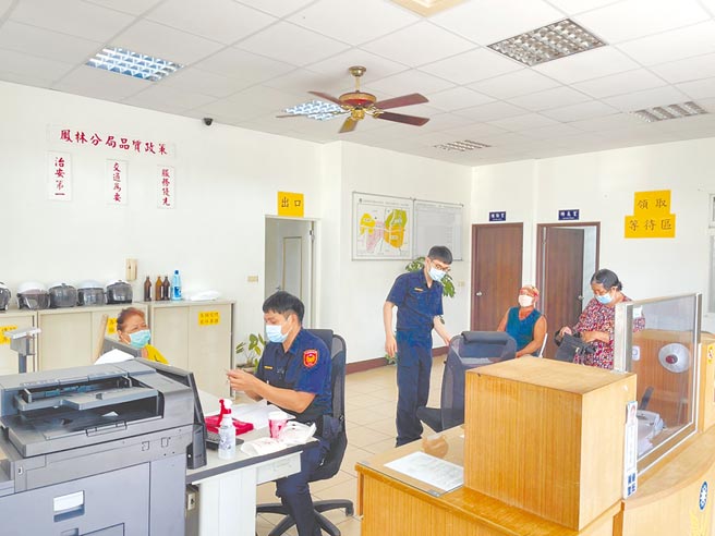 花蓮中區萬榮鄉5村因偏遠沒有超商和郵局，警方安排轄區3個派出所協助發放五倍券，並設置等候區，村民大讚便民。（鳳林警分局提供／王志偉花蓮傳真）