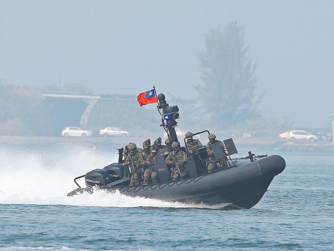 《华尔街日报》7日披露，美国至少从1年前开始派遣特种部队和陆战队赴台，对台湾军队进行秘密训练。图为我海军陆战队两栖侦搜大队执行相关演训任务。（陈怡诚摄）