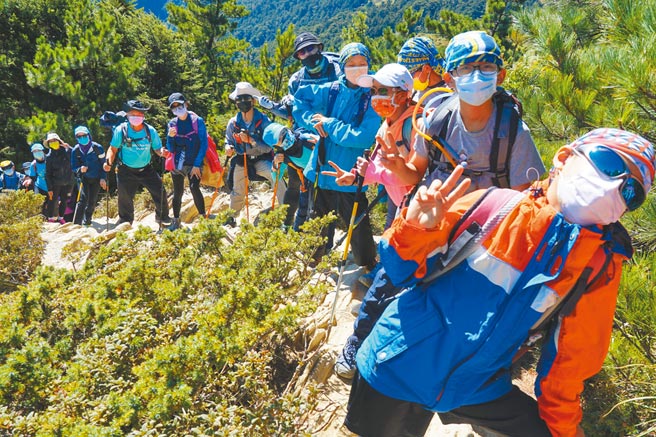 新北市三峡区插角国小金敏分校延续12年的登山传统，本月3日至5日带领全体小五生攀登海拔高达3000公尺的合欢群峰，帮助学生克服高山症之苦，成功登顶。（插角国小提供／蔡雯如新北传真）