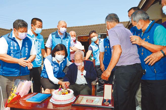 云林县长张丽善（左三）本月初拜访大埤乡104岁人瑞刘水旺阿公，并发放1万2000元重阳敬老金。（本报资料照片）